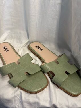 AMS Sage Green Croc-Embossed Slide Sandals size 7.5